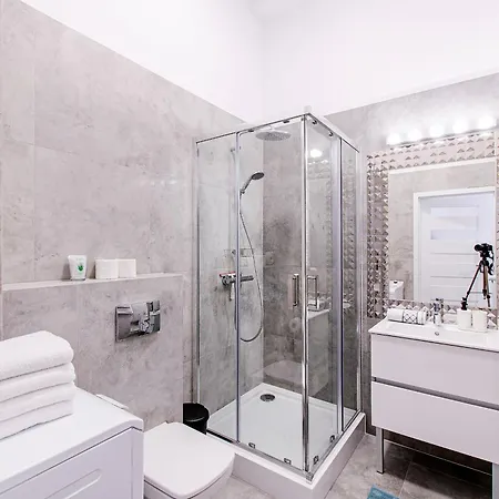 Loft Center Apartments- Parking, Wifi, 24h Check-in